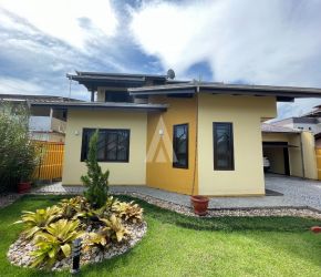 Casa no Bairro Iririú em Joinville com 3 Dormitórios (1 suíte) - 24523A