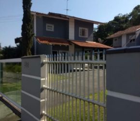 Casa no Bairro Nova Brasília em Joinville com 3 Dormitórios e 86 m² - KR881