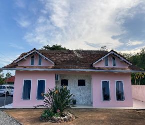 Casa no Bairro Petrópolis em Joinville com 3 Dormitórios (1 suíte) e 211 m² - SR031