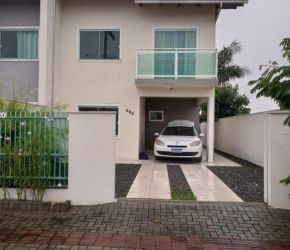 Casa no Bairro Vila Nova em Joinville com 3 Dormitórios (1 suíte) - KR464