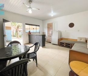 Casa no Bairro Meia Praia em Navegantes com 2 Dormitórios e 65 m² - 6290373