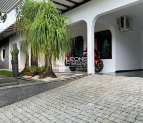 Casa no Bairro Centro em Timbó com 4 Dormitórios (1 suíte) e 247 m² - LR216