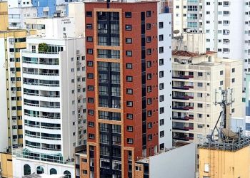 Apartamento no Bairro Centro em Balneário Camboriú com 3 Dormitórios (3 suítes) e 107 m² - 1950