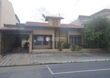 Casa no Bairro Centro em Balneário Camboriú com 3 Dormitórios (1 suíte) - 471935