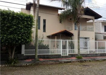 Casa no Bairro Centro em Balneário Camboriú com 4 Dormitórios (1 suíte) e 254 m² - 131
