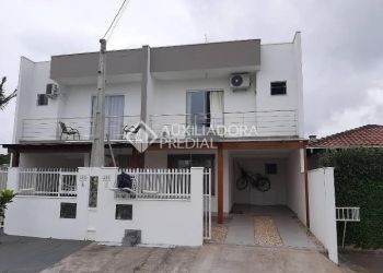 Casa no Bairro Centro em Balneário Piçarras com 3 Dormitórios (1 suíte) - 442078