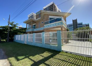 Casa no Bairro Itacolomi em Balneário Piçarras com 3 Dormitórios (1 suíte) e 209 m² - 35715402