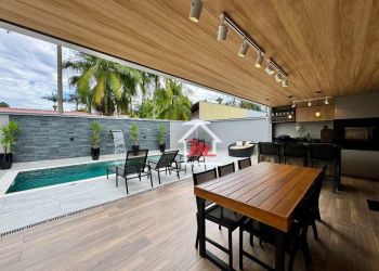 Casa no Bairro Água Verde em Blumenau com 3 Dormitórios (3 suítes) e 232 m² - CA0956