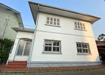 Casa no Bairro Centro em Blumenau com 3 Dormitórios (1 suíte) - CA0135