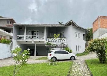 Casa no Bairro Garcia em Blumenau com 4 Dormitórios (1 suíte) e 261 m² - CA0904-L