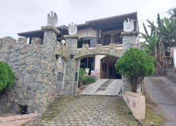 Casa no Bairro Garcia em Blumenau com 5 Dormitórios (3 suítes) - 5820228