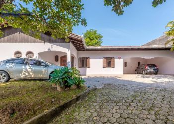 Casa no Bairro Garcia em Blumenau com 4 Dormitórios (1 suíte) e 240 m² - CA1239