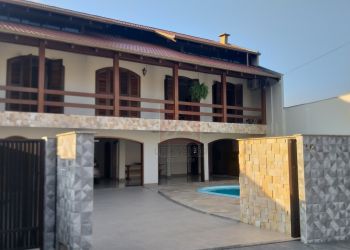 Casa no Bairro Garcia em Blumenau com 4 Dormitórios (2 suítes) - 89447