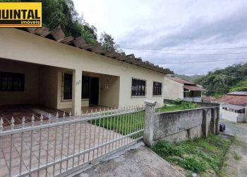 Casa no Bairro Glória em Blumenau com 3 Dormitórios - V01320