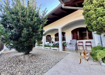 Casa no Bairro Itoupava Norte em Blumenau com 4 Dormitórios (1 suíte) e 290 m² - 1036