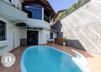 Casa no Bairro Progresso em Blumenau com 6 Dormitórios (3 suítes) - 2101