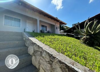 Casa no Bairro Tribess em Blumenau com 4 Dormitórios (1 suíte) - 2358