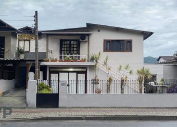 Casa no Bairro Valparaiso em Blumenau com 4 Dormitórios (1 suíte) - 4651406