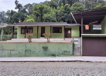 Casa no Bairro Valparaiso em Blumenau com 2 Dormitórios (1 suíte) e 191 m² - 3479705