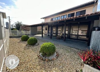 Casa no Bairro Velha em Blumenau com 3 Dormitórios (1 suíte) - 1441