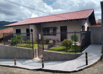 Casa no Bairro Velha em Blumenau com 4 Dormitórios (2 suítes) e 295.35 m² - V01582