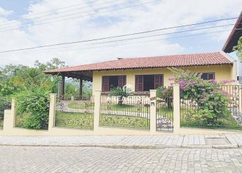 Casa no Bairro Vila Nova em Blumenau com 5 Dormitórios (4 suítes) e 386 m² - CA0024