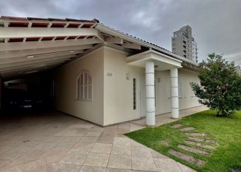 Casa no Bairro Vila Nova em Blumenau com 4 Dormitórios (1 suíte) e 209 m² - 3031264