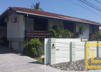 Casa no Bairro Vila Nova em Blumenau com 3 Dormitórios (3 suítes) e 600 m² - CA0034