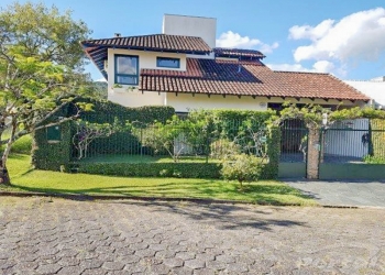 Casa no Bairro Vorstadt em Blumenau com 3 Dormitórios (3 suítes) e 283.2 m² - 3579085