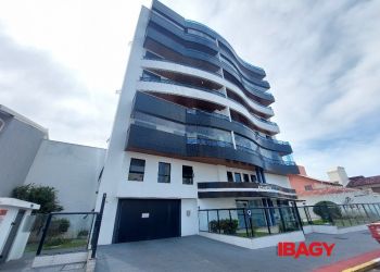 Apartamento no Bairro Balneário em Florianópolis com 3 Dormitórios (3 suítes) e 200.4 m² - 121665