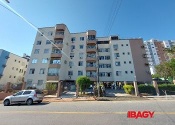 Apartamento no Bairro Canto em Florianópolis com 3 Dormitórios (1 suíte) e 101.94 m² - 86198