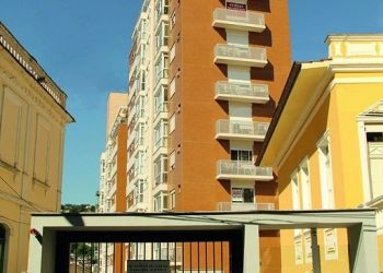 Apartamento no Bairro Centro em Florianópolis com 2 Dormitórios (1 suíte) e 67 m² - 1372