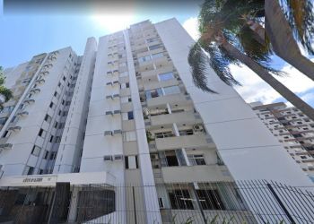 Apartamento no Bairro Centro em Florianópolis com 4 Dormitórios (3 suítes) - 444860