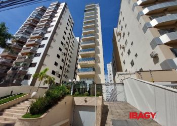 Apartamento no Bairro Centro em Florianópolis com 2 Dormitórios (1 suíte) e 362 m² - 123163