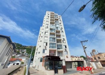 Apartamento no Bairro Centro em Florianópolis com 3 Dormitórios (1 suíte) e 92.26 m² - 123248