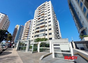 Apartamento no Bairro Centro em Florianópolis com 3 Dormitórios (1 suíte) e 99.13 m² - 123288