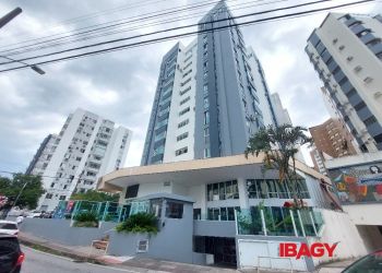 Apartamento no Bairro Centro em Florianópolis com 3 Dormitórios (1 suíte) e 90 m² - 98770