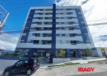 Apartamento no Bairro Coloninha em Florianópolis com 3 Dormitórios (1 suíte) e 80 m² - 123193