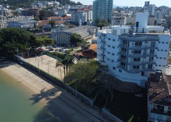 Apartamento no Bairro Coqueiros em Florianópolis com 3 Dormitórios (3 suítes) - 374296