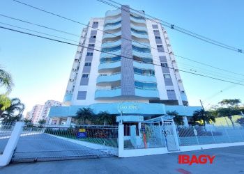 Apartamento no Bairro Itacorubí em Florianópolis com 4 Dormitórios (1 suíte) e 125 m² - 123661