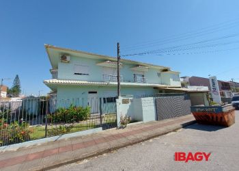 Casa no Bairro Balneário em Florianópolis com 3 Dormitórios (1 suíte) e 120 m² - 123295