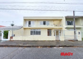 Casa no Bairro Balneário em Florianópolis com 4 Dormitórios (1 suíte) e 267.14 m² - 123654