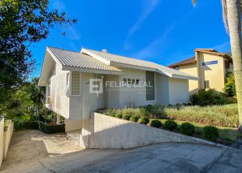 Casa no Bairro Cacupé em Florianópolis com 4 Dormitórios (1 suíte) e 321 m² - 16419-L