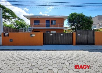 Casa no Bairro Campeche em Florianópolis com 3 Dormitórios (1 suíte) e 78.98 m² - 118093