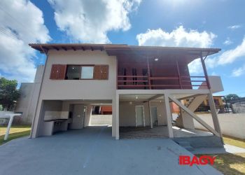 Casa no Bairro Campeche em Florianópolis com 2 Dormitórios (1 suíte) e 160 m² - 120996