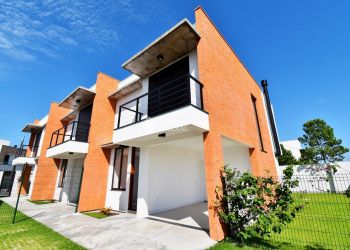Casa no Bairro Campeche em Florianópolis com 3 Dormitórios (1 suíte) - 411530
