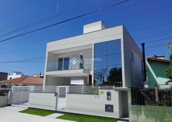 Casa no Bairro Campeche em Florianópolis com 3 Dormitórios (3 suítes) - 452141