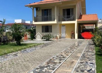 Casa no Bairro Campeche em Florianópolis com 5 Dormitórios (2 suítes) - 452153
