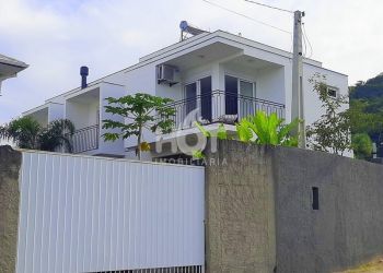 Casa no Bairro Campeche em Florianópolis com 1 Dormitórios (3 suítes) e 400 m² - 426692