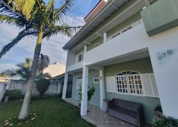 Casa no Bairro Campeche em Florianópolis com 4 Dormitórios (1 suíte) e 237.73 m² - 426010